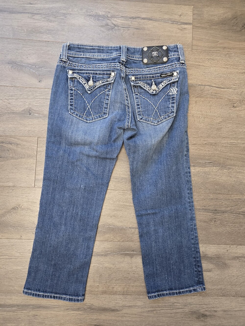 Miss Me Embellished Rhinestone Capri Size 31 Medium Wash